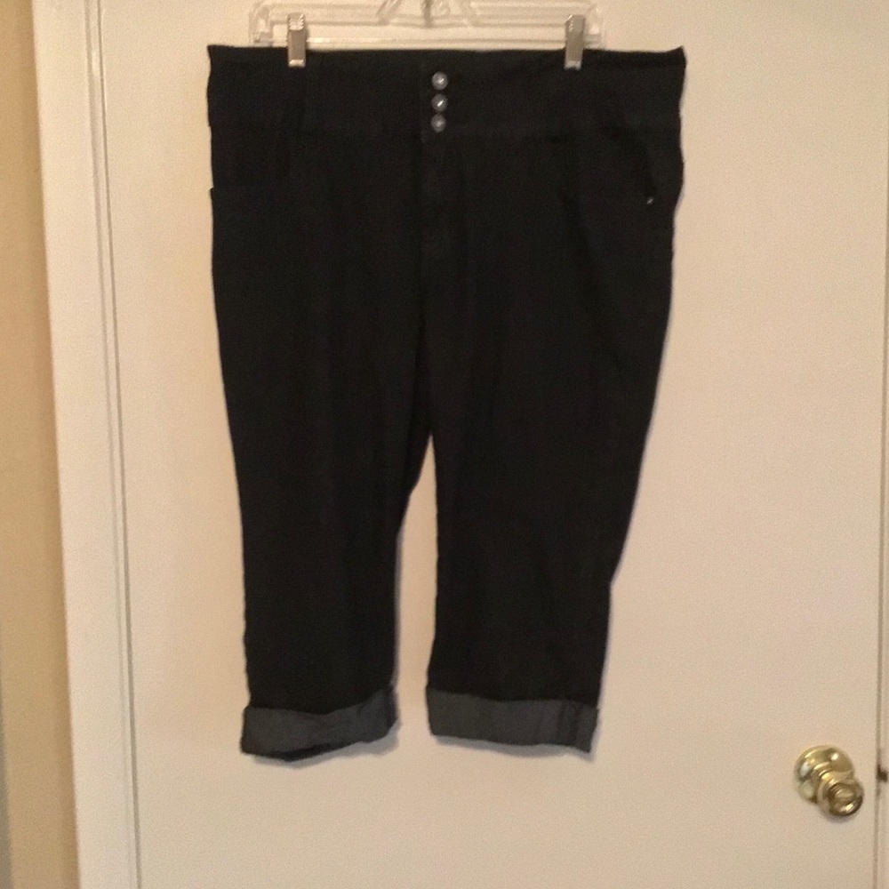 Brittany black Capris Shorts size 20